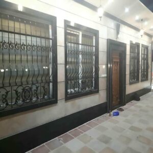 حفاظ پنجره فرفورژه با سه ردیف گل تزئینی
