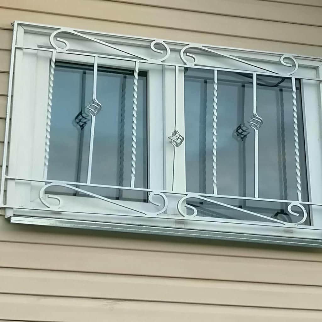 حفاظ پنجره طبقه اول با نصب تراز روی دیوار محکم