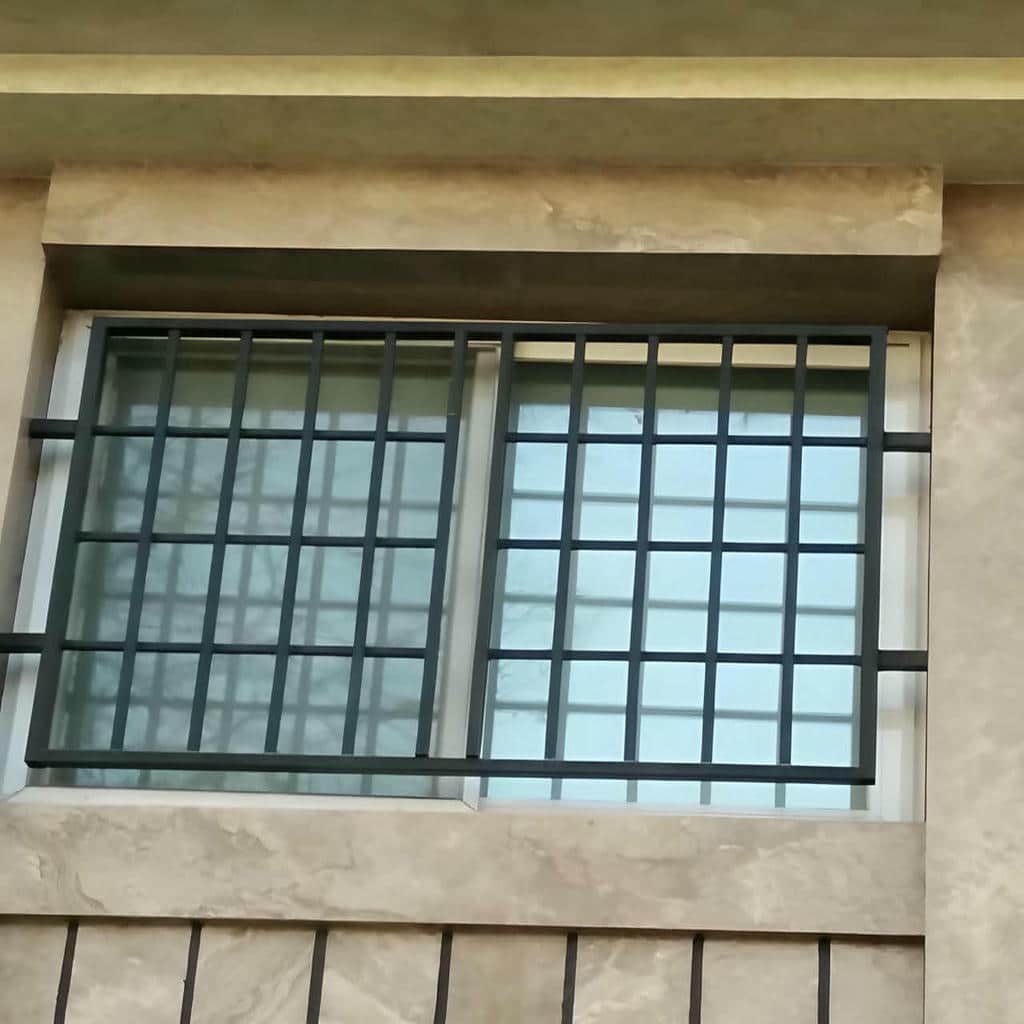 نرده حفاظ پنجره فرفورژه با طرح گل دار فلزی