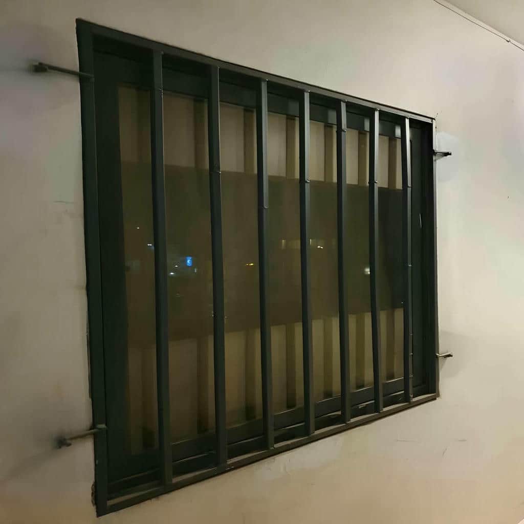 حفاظ پنجره با طرح ساده مناسب نمای مدرن