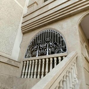 پنجره آهنی همراه حفاظ طرح دار