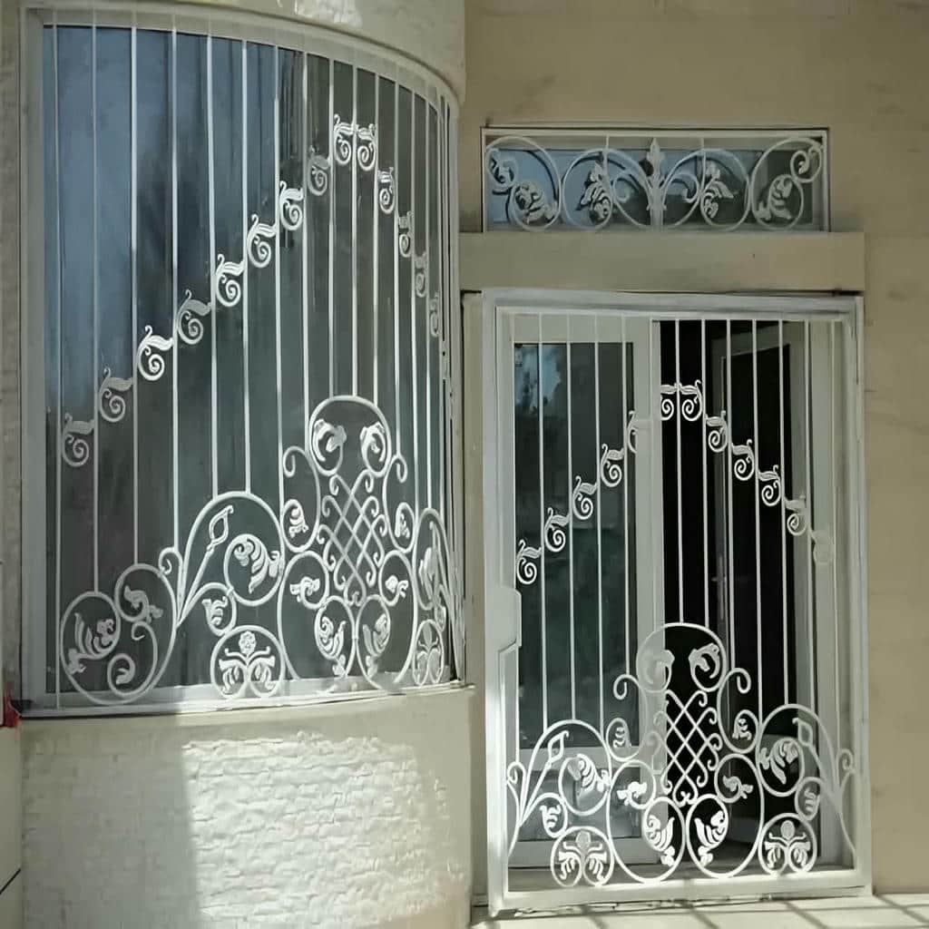 حفاظ پنجره فرفورژه با گل نرده های تزئینی