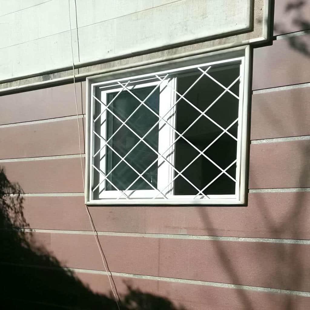 نرده دزدگیر پنجره با رنگ مشکی مقاوم برای نمای ساختمان