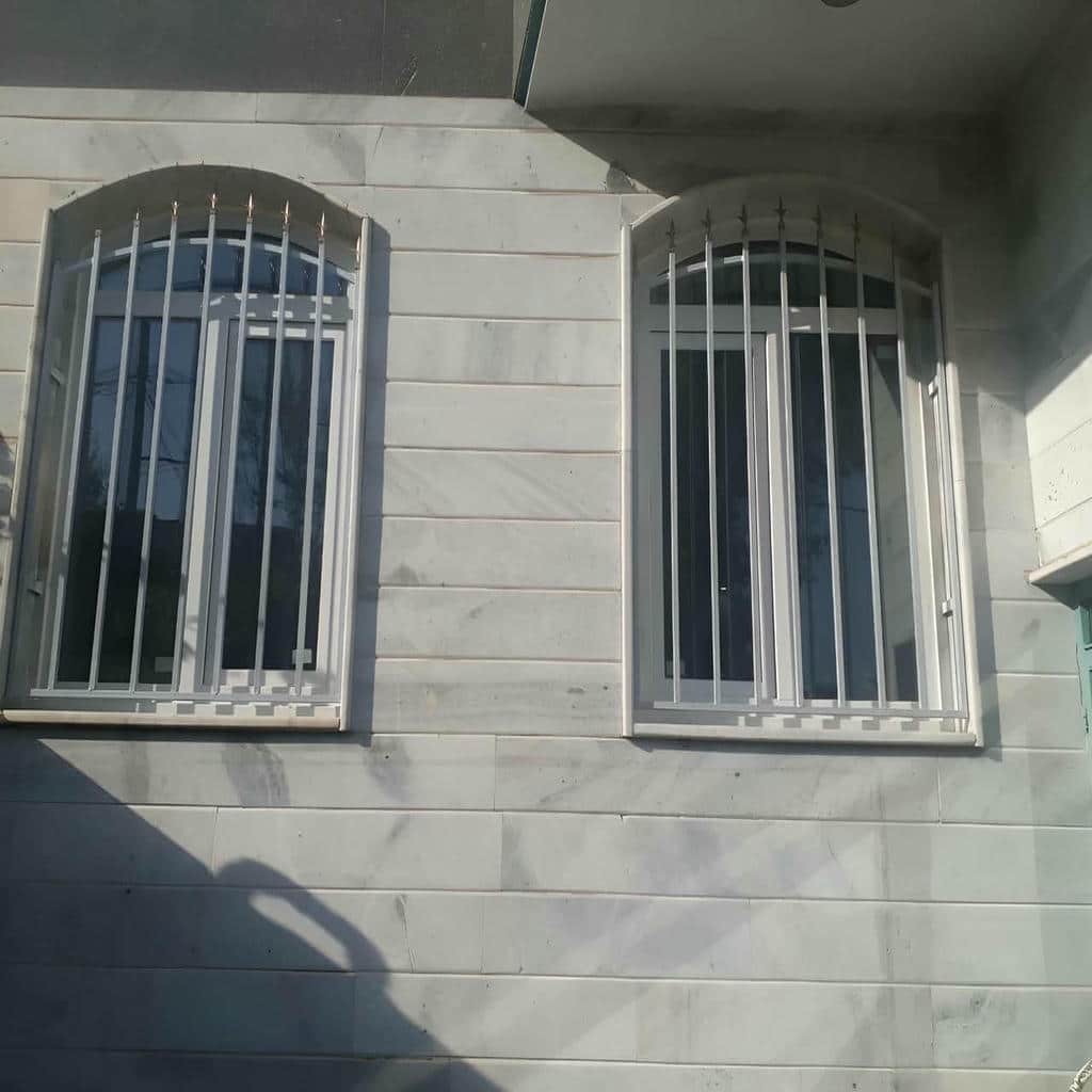 حفاظ پنجره ویلایی با قفل ایمن و یراق مناسب