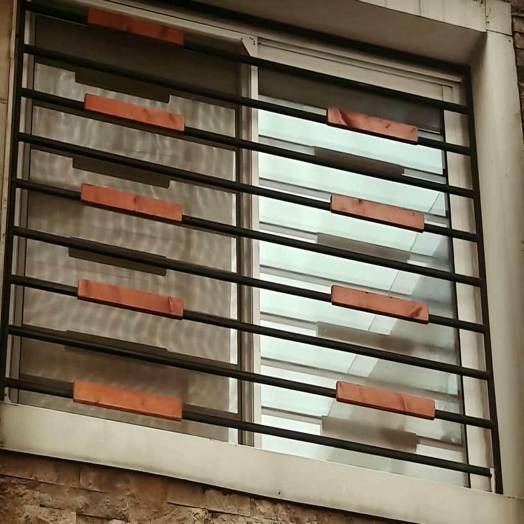 حفاظ پنجره فرفورژه با طرح گل دار لوکس برای نمای کلاسیک