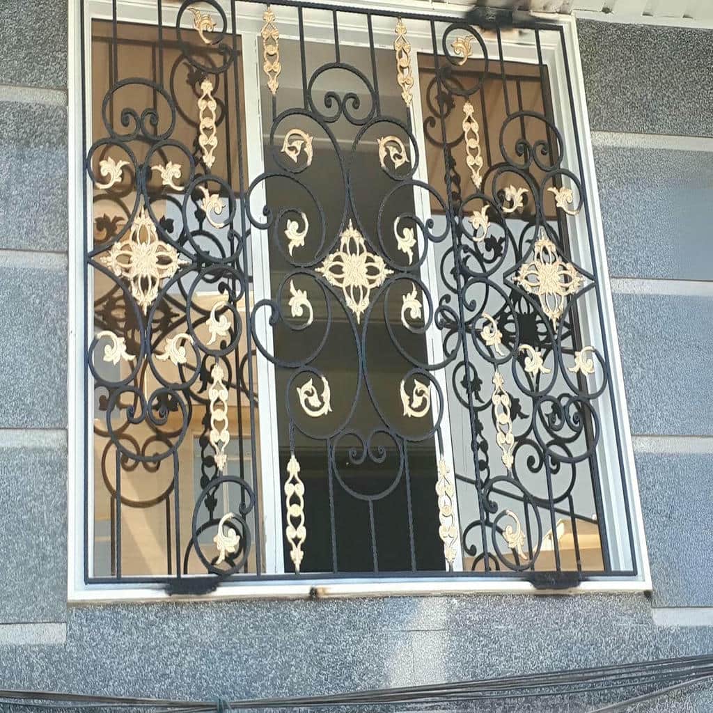 نرده حفاظ پنجره با تراکم منظم میله های حفاظتی