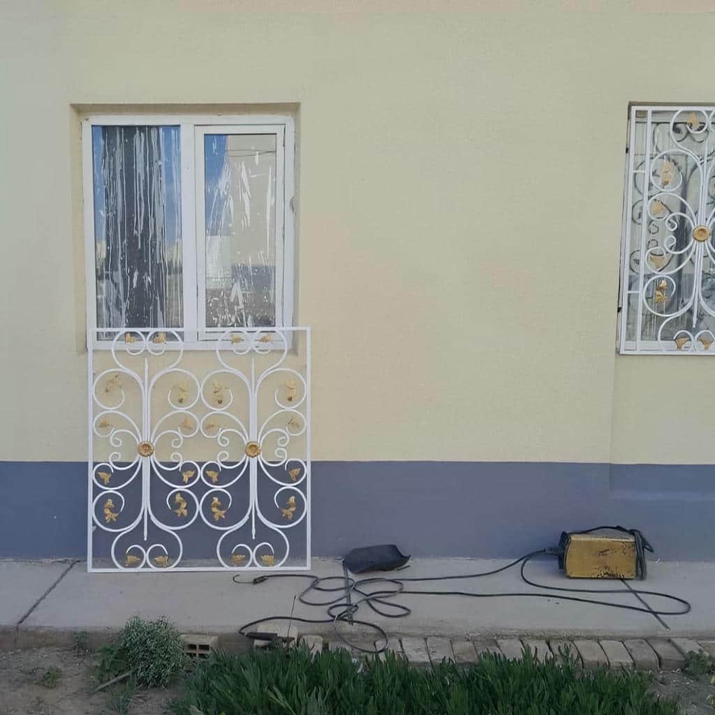 نرده حفاظ پنجره گلدان دار با جای گلدان محکم
