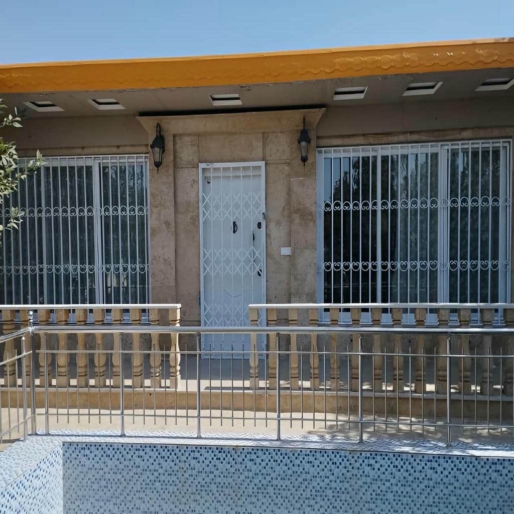 حفاظ پنجره با نرده عمودی