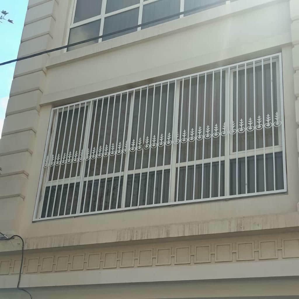 حفاظ پنجره فرفورژه فلزی با رنگ مقاوم ضدزنگ