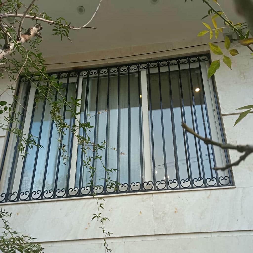 نرده دزدگیر پنجره با جوشکاری پیوسته روی شاخه های عمودی