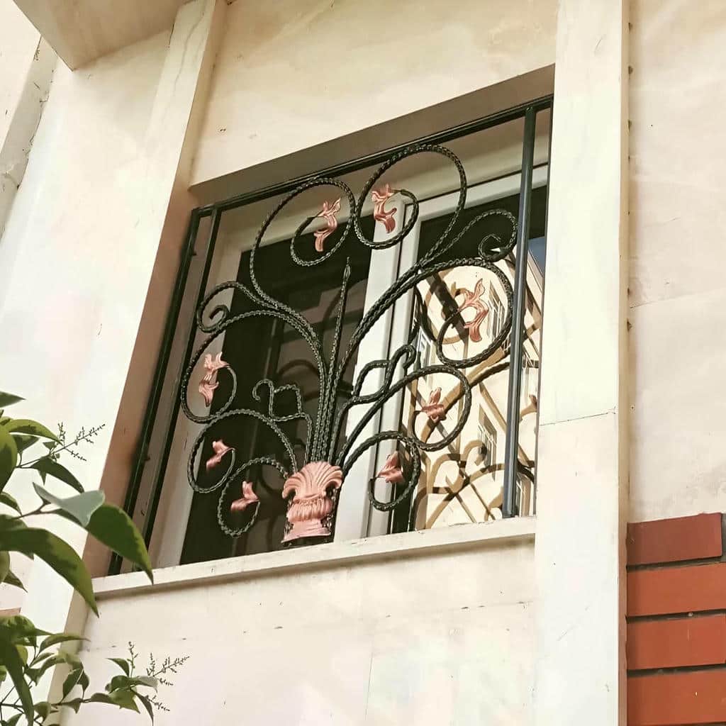 رنگ حفاظ پنجره با فریم آهنی محکم و رنگ شده