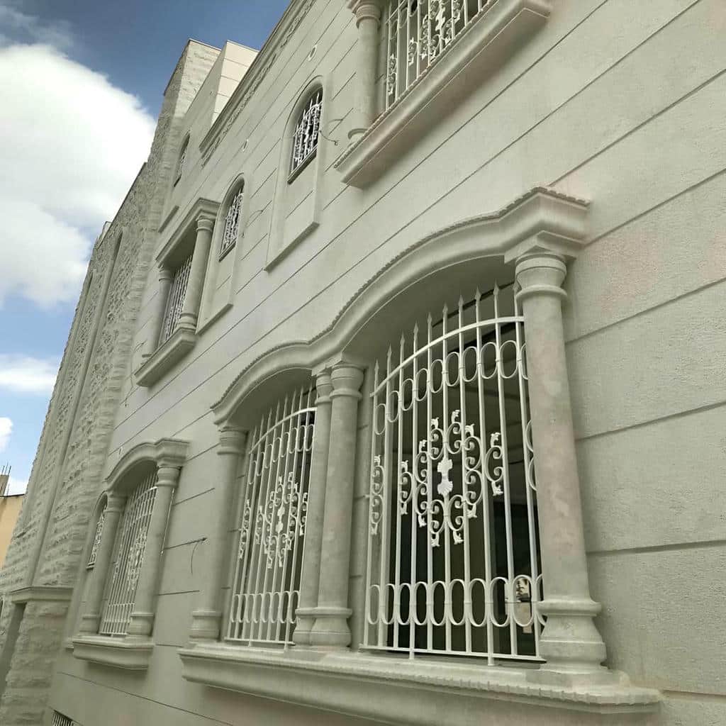 حفاظ پنجره فرفورژه فلزی با برش منظم شاخه ها