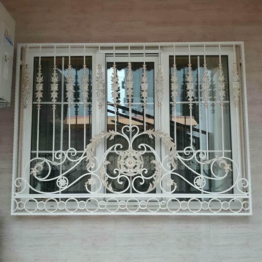 حفاظ پنجره دوجداره فرفورژه با طرح تزئینی هماهنگ نما