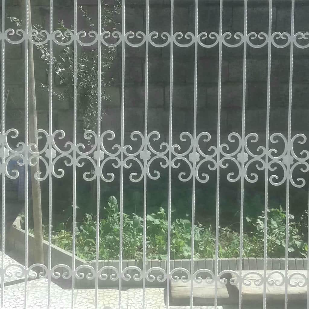حفاظ پنجره طبقه همکف با نرده گذاری ایمن