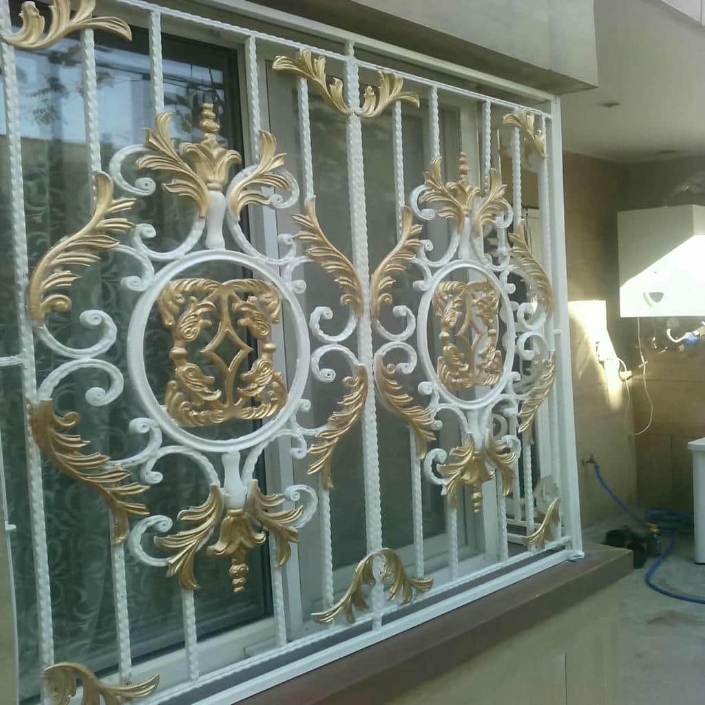 حفاظ پنجره با قفل ایمن و یراق مناسب