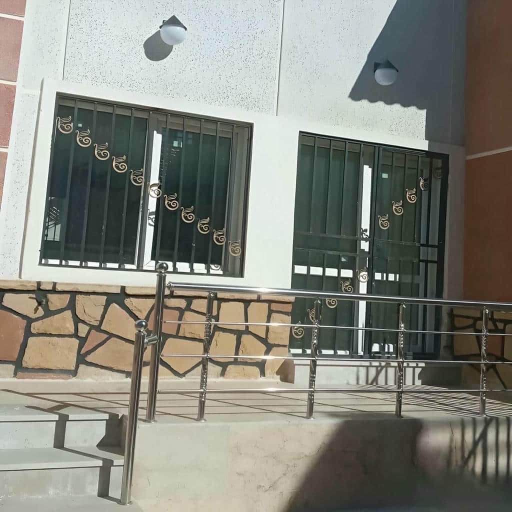 حفاظ پنجره با رنگ مقاوم و پوشش یکنواخت