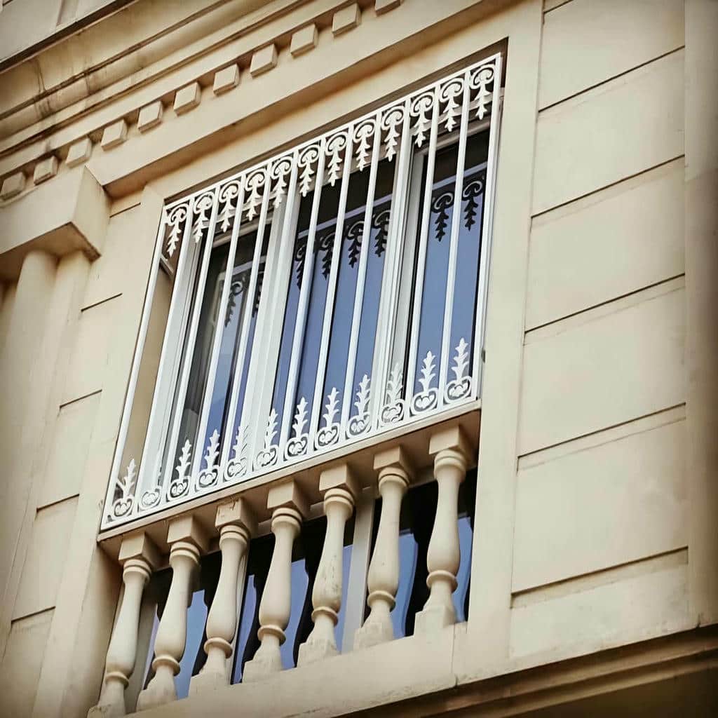 حفاظ پنجره معماری خاص با نرده گذاری ایمن