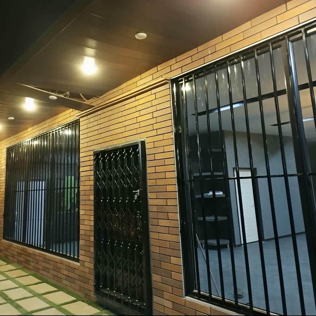 حفاظ پنجره مدرن با رنگ یکدست