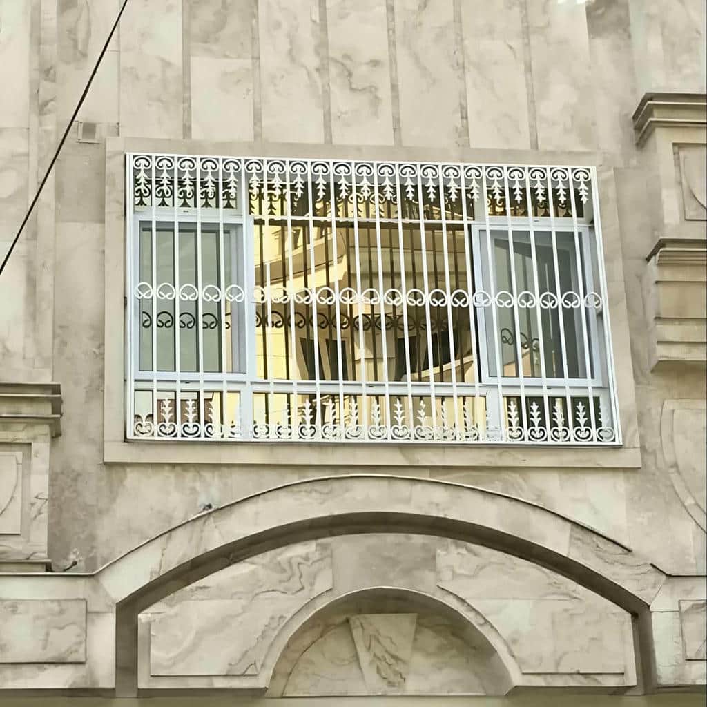 نرده فرفورژه نمای پنجره با برش منظم قطعات