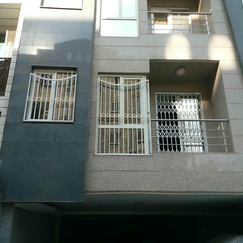 حفاظ پنجره با قفل ایمن و یراق مناسب