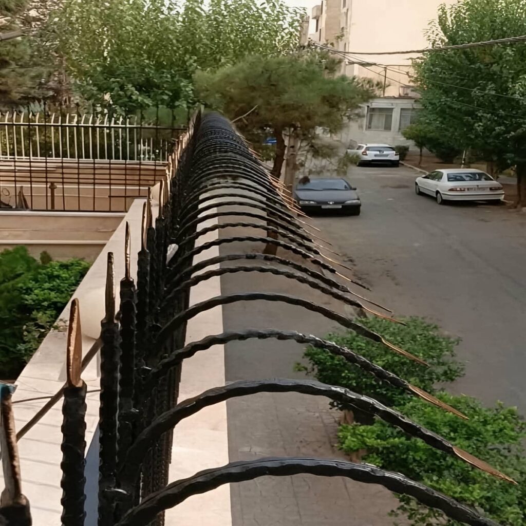نرده فرفورژه با فریم فلزی مقاوم