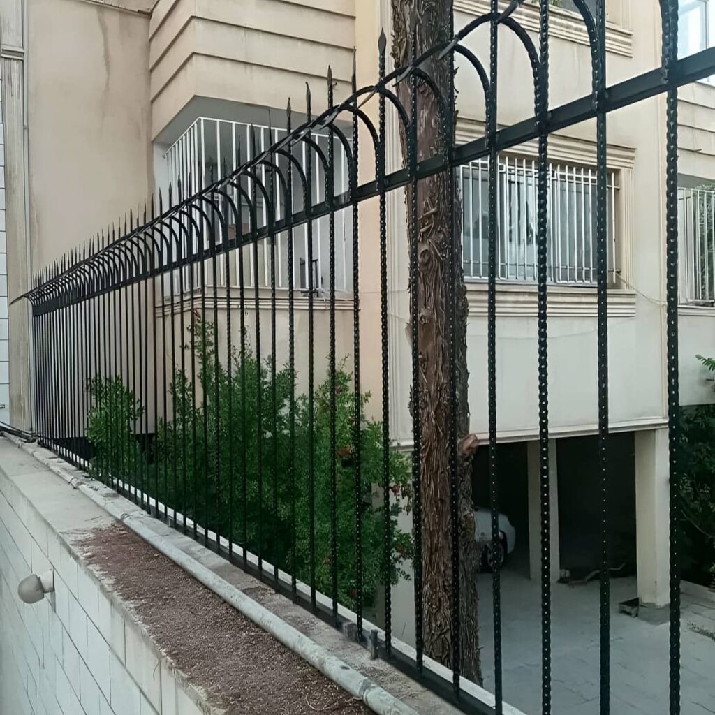 نرده دیوار با تصویر حفاظ فرفورژه تزئینی