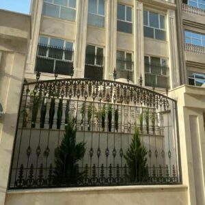 نرده آهنی زیبا روی دیوار ساختمان