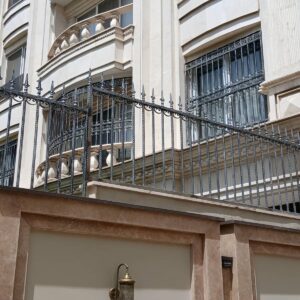 حفاظ نیزه ای فلزی روی دیوار