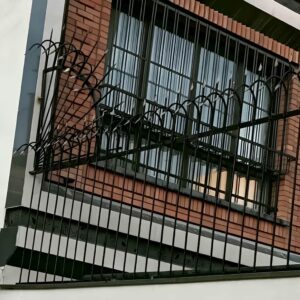 نرده نیزه‌ای دیوار آهنی