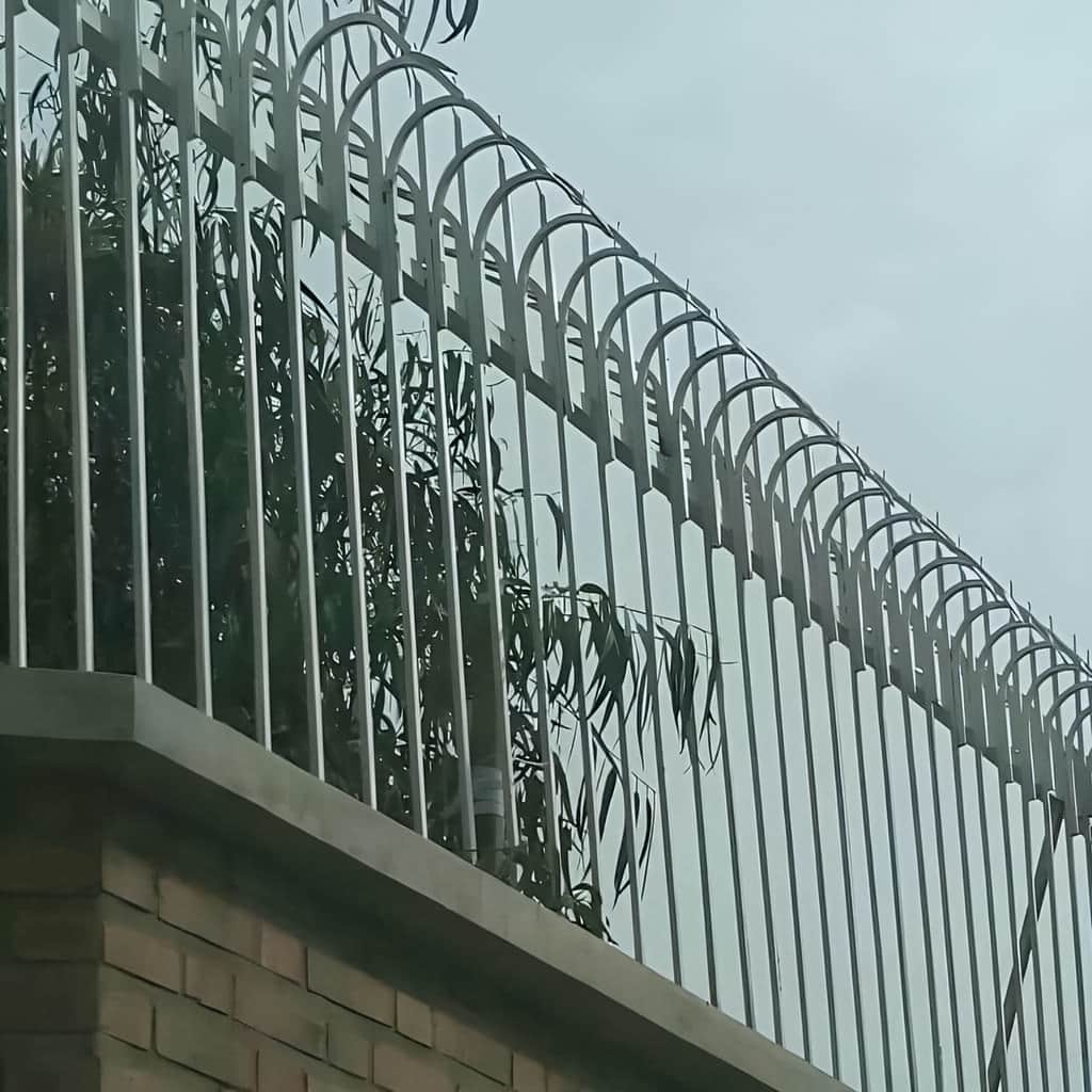 نرده سرنیزه ای آهنی دیوار با مدل سه شاخ