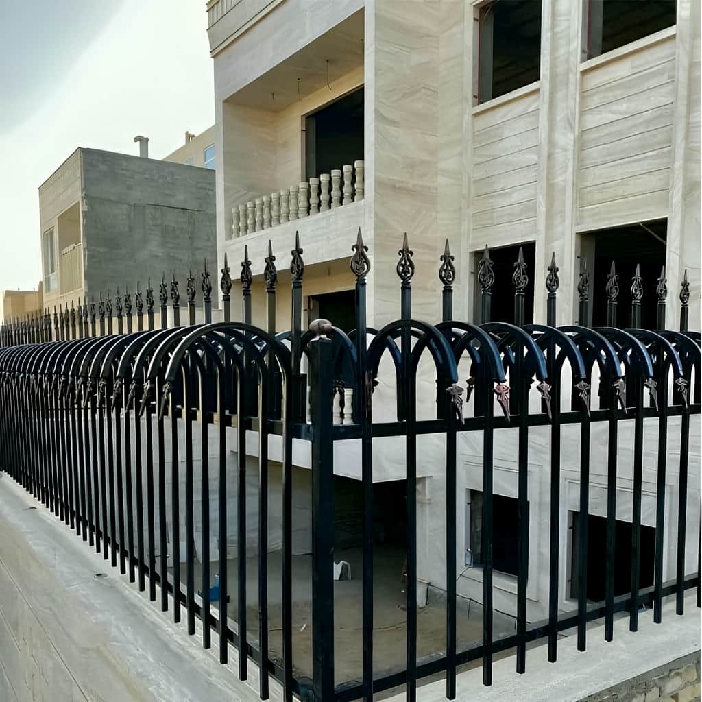 حفاظ نیزه ای طرح S نصب شده روی لبه دیوار