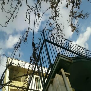نرده سرنیزه‌ای آهنی دیوار
