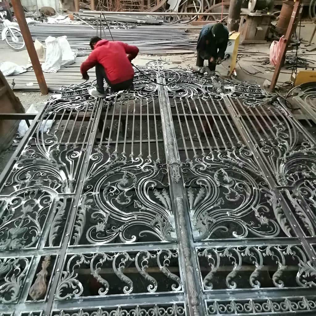 درب حیاط ساده و زیبا با قفل مطمئن
