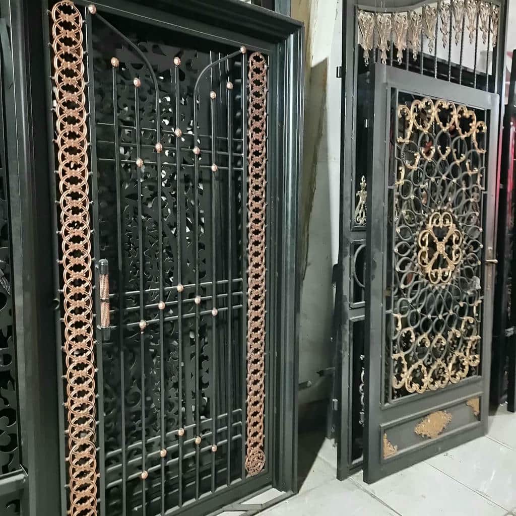 درب حیاط فلزی با رنگ آمیزی بادوام