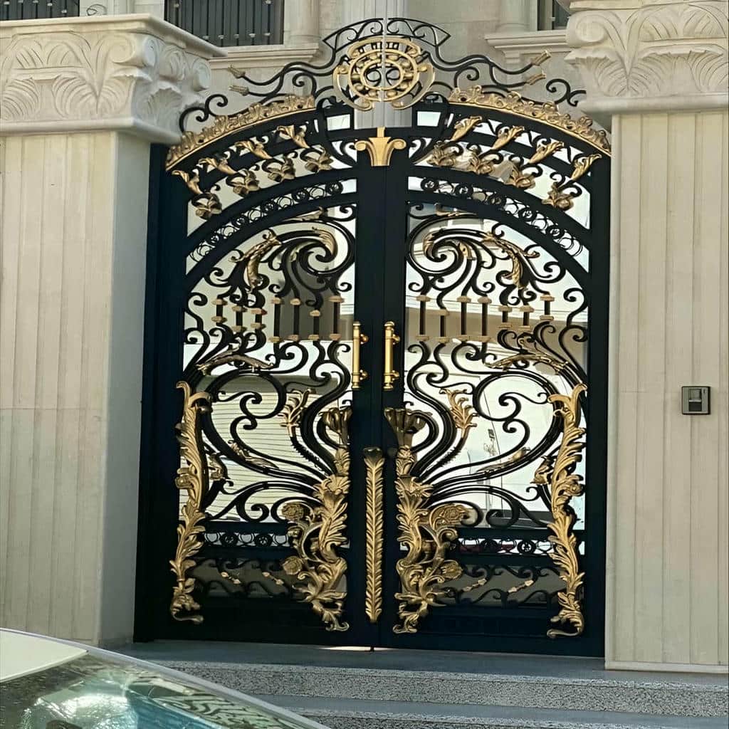 درب فرفورژه حیاط با قفل هماهنگ