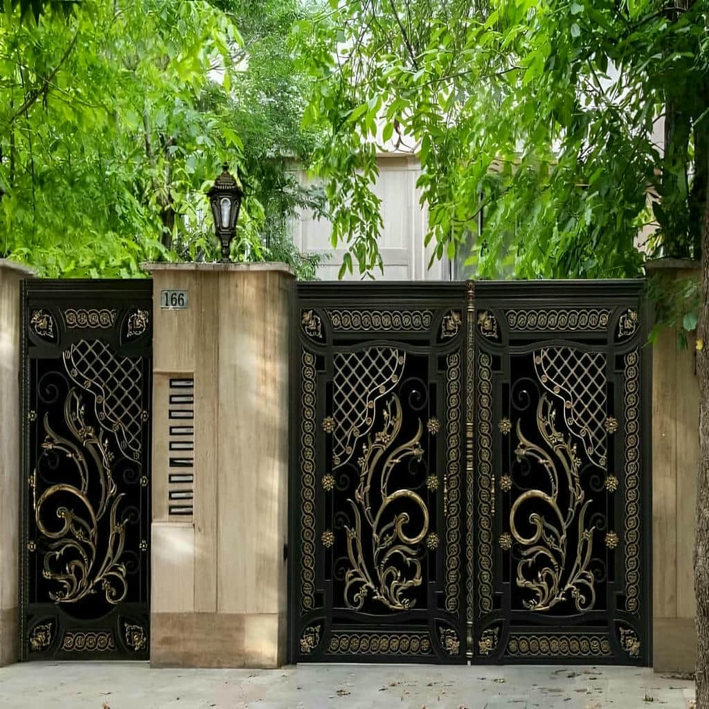 درب شمالی تاج دار با تاج تزئینی مرتفع