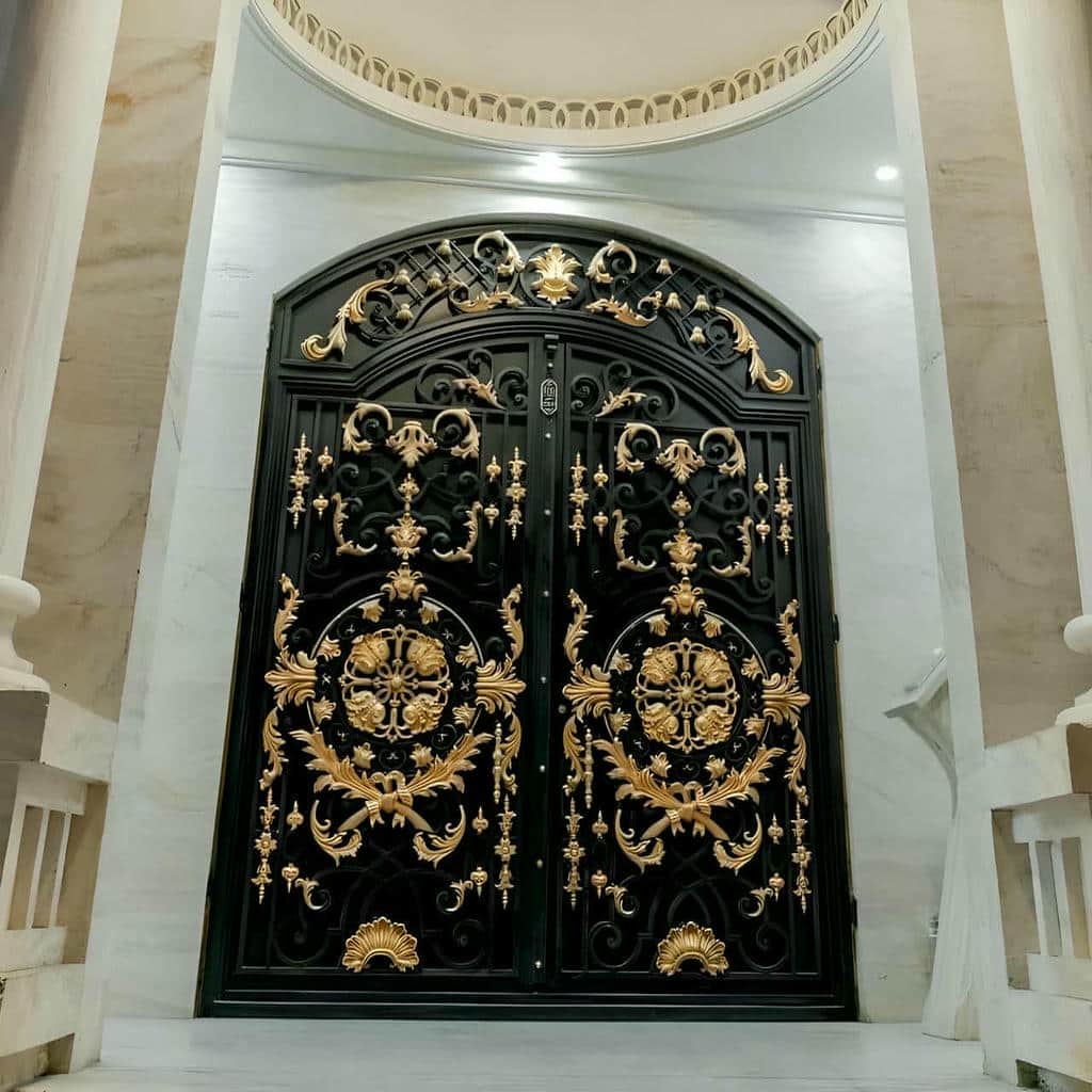 ساخت درب فرفورژه حیاط با طراحی دقیق