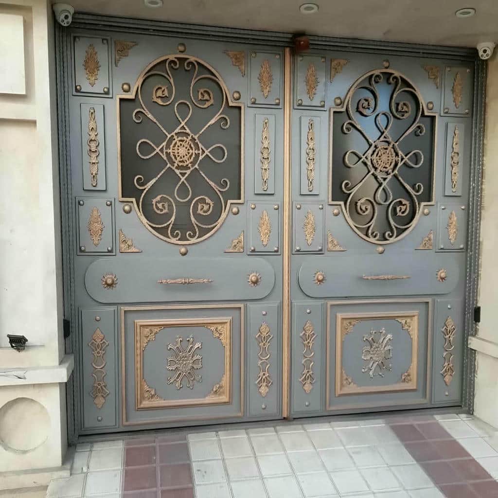 درب نرده ای باغ و دروازه ساده با رنگ ضدزنگ مناسب فضای باز
