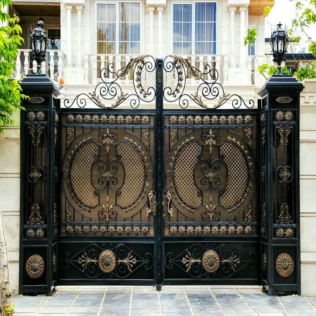 طرح درب فرفورژه حیاط با لولای تقویت شده