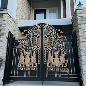 نمای ورودی ساختمان ویلایی با درب فلزی