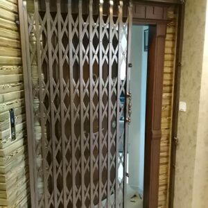 نصب اصولی نرده آهنی آکاردئونی درب ساختمان برای دوام بیشتر