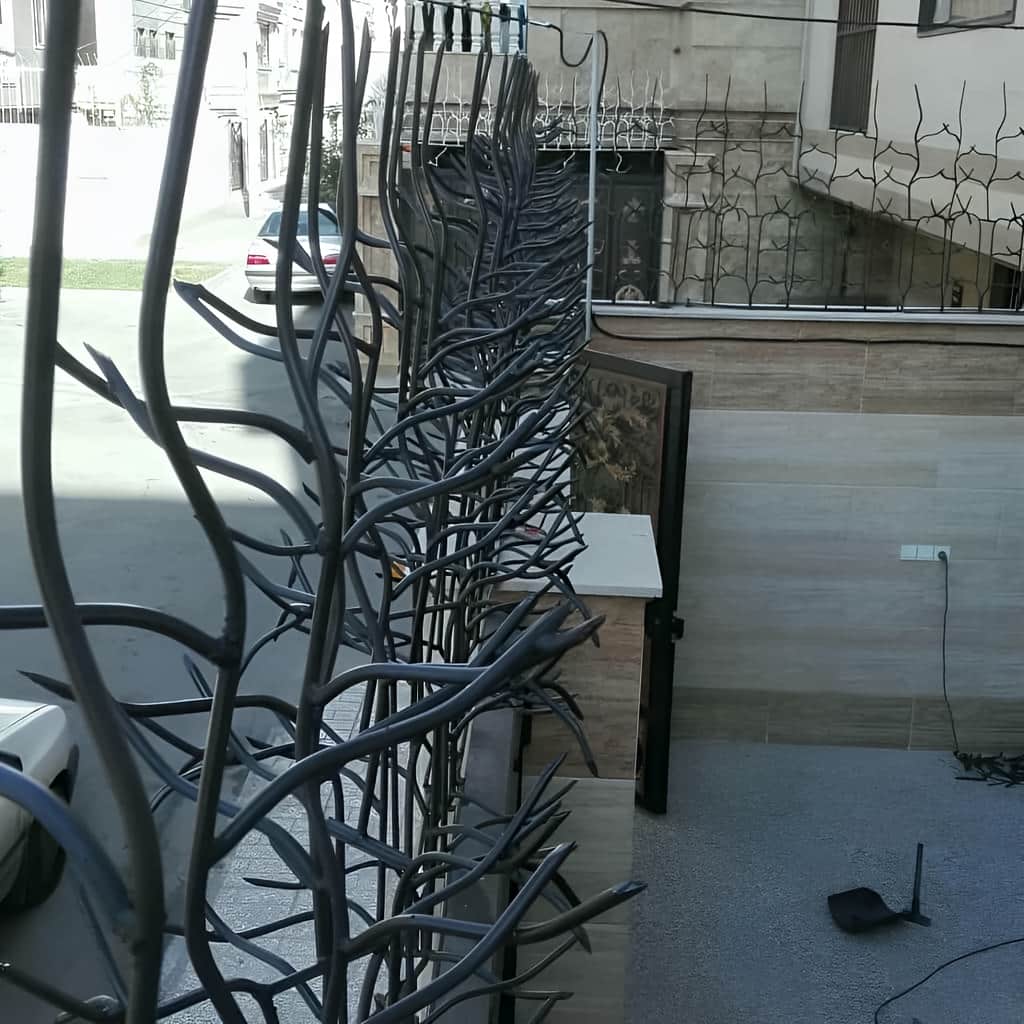 حفاظ آبشاری با شاخه های متراکم و طراحی مدرن