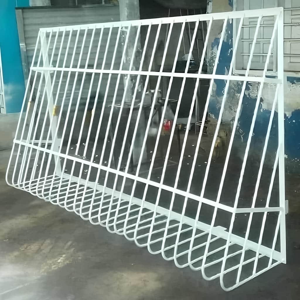حفاظ پنجره پروفیلی نصب شده روی نمای ساختمان