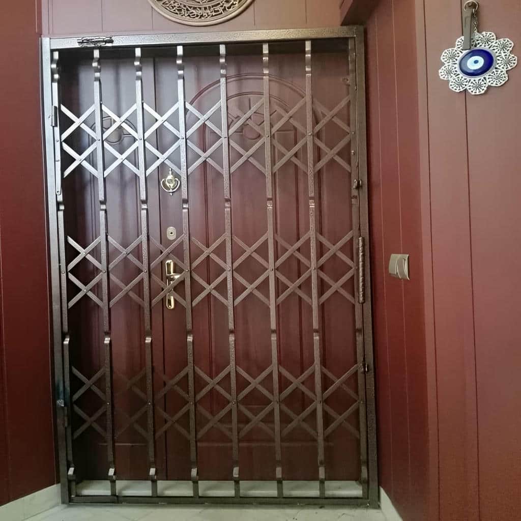 حفاظ کشویی نصب شده روی ورودی آپارتمان