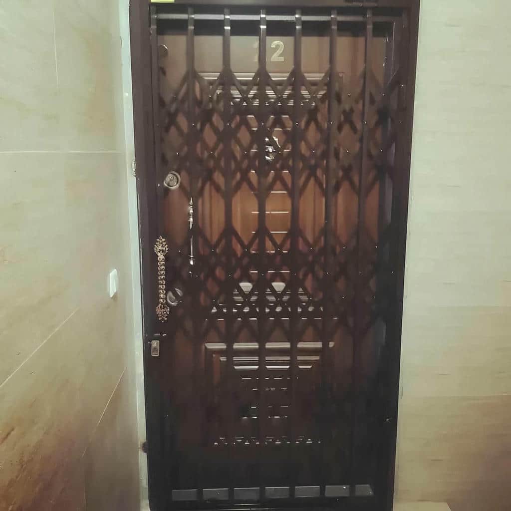 حفاظ درب آکاردئونی در استان اردبیل با طرح فلزی مناسب ورودی آپارتمان