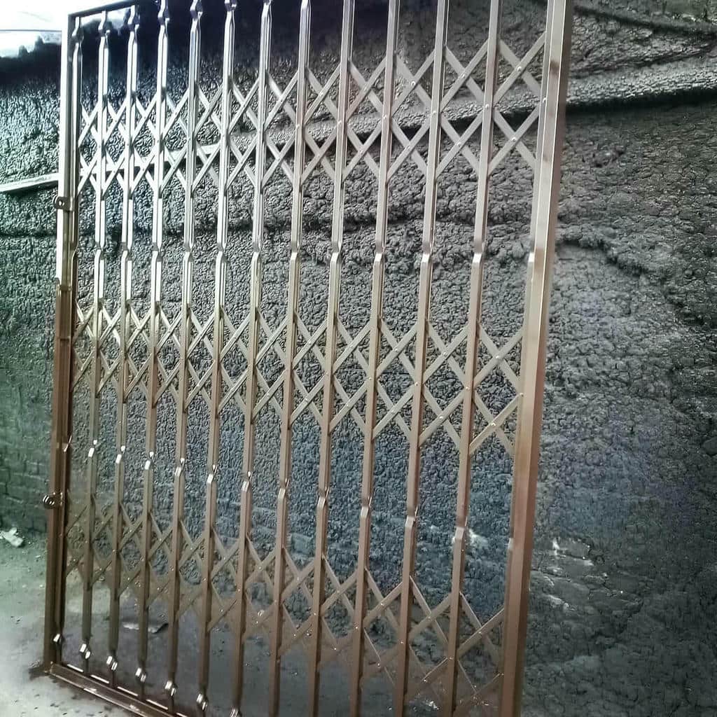 حفاظ درب آکاردئونی در استان یزد با بدنه فلزی مناسب ورودی آپارتمان