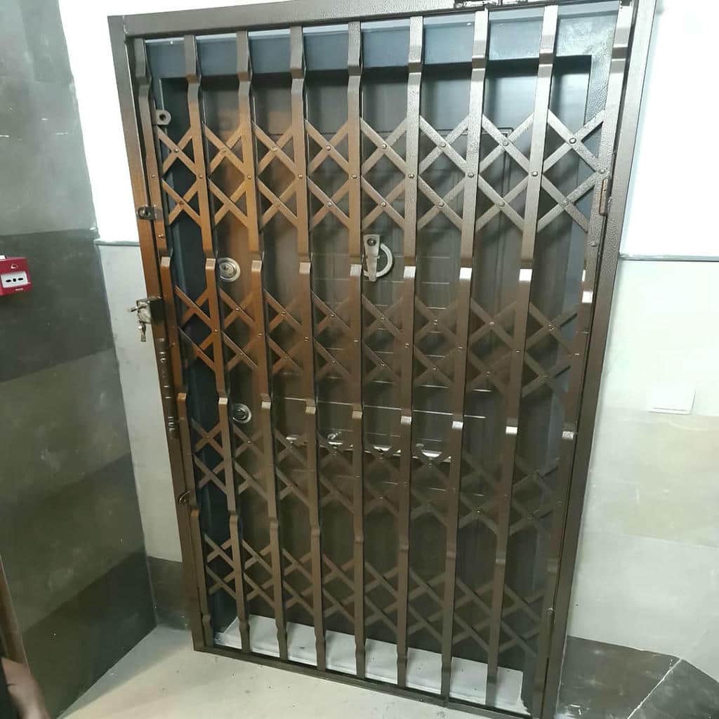 حفاظ درب آکاردئونی در استان سمنان با بدنه فلزی مناسب ورودی آپارتمان
