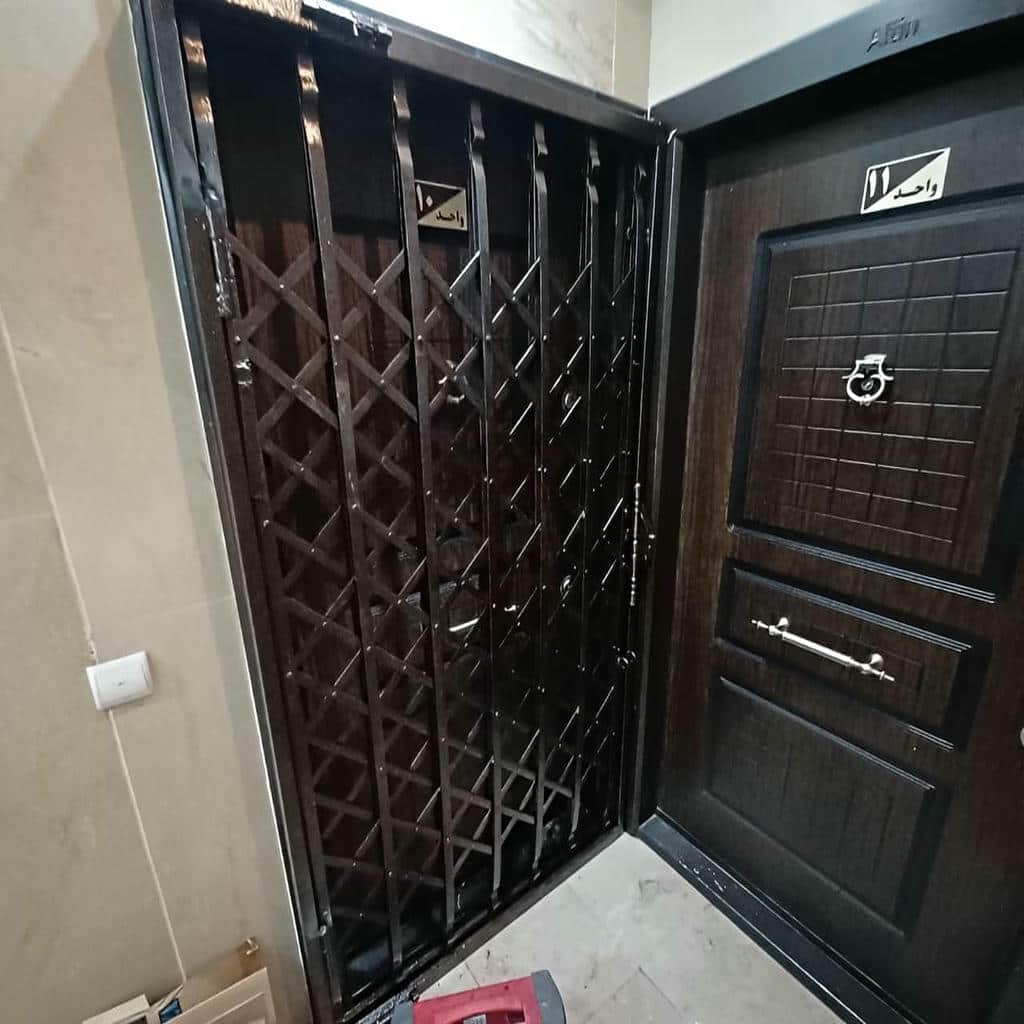 حفاظ درب آکاردئونی در استان زنجان در مرحله بازدید تخصصی پروژه
