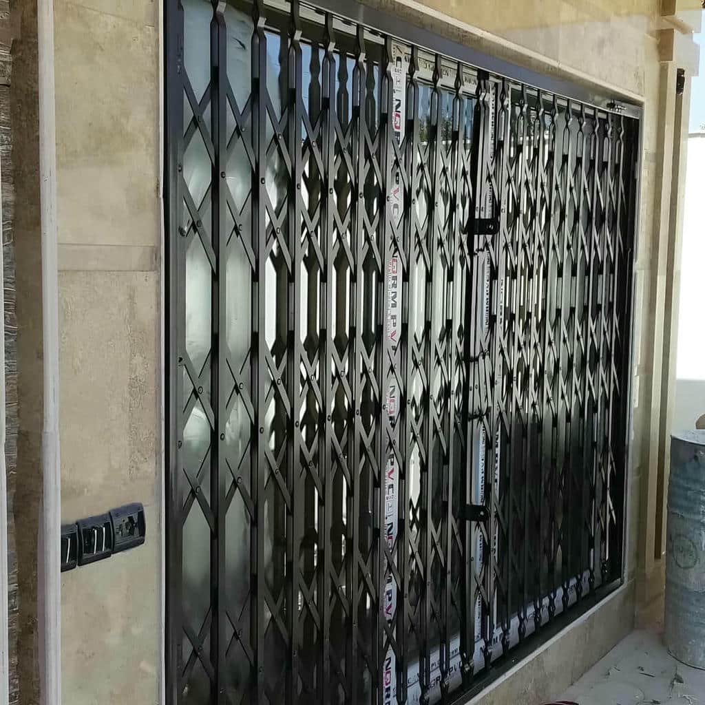 حفاظ درب آکاردئونی در استان سمنان در مرحله بازدید تخصصی پروژه