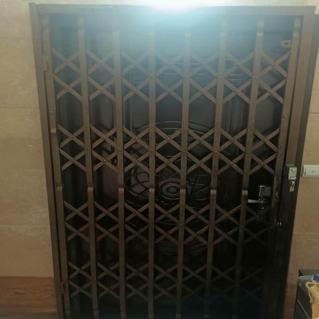 حفاظ درب آکاردئونی در زنجان در مرحله بازدید تخصصی پروژه